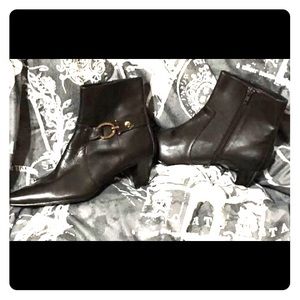 Anne Kline NWT  Booties size 8, gold buckle